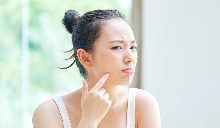 画像：顔を気にしている女性の画像
