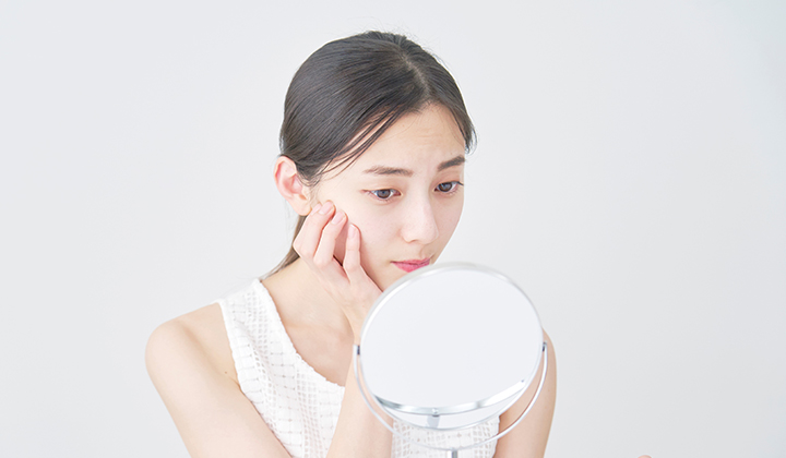 画像：顔を気にしている女性の画像