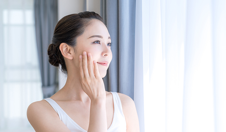 画像:顔を触っている女性の画像