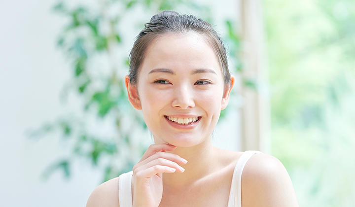 画像:洗顔をしている女性の画像