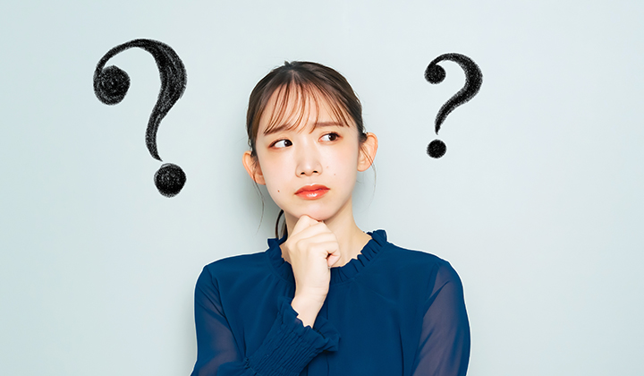 画像:悩んでいる「?」が浮かぶ女性の画像