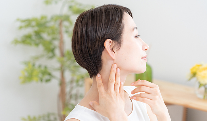画像：首のお手入れをする女性