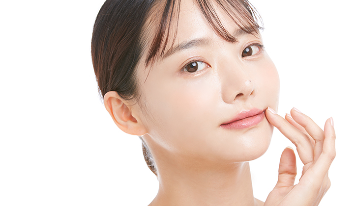 画像：口周りを触る女性