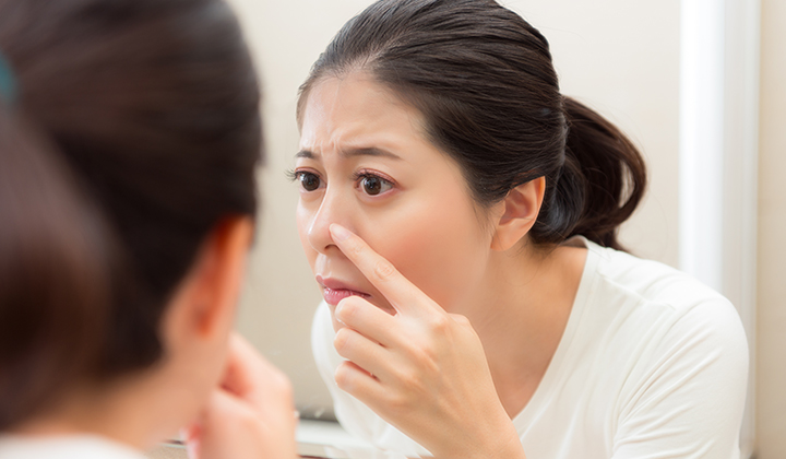 画像：鼻を指さす女性の画像