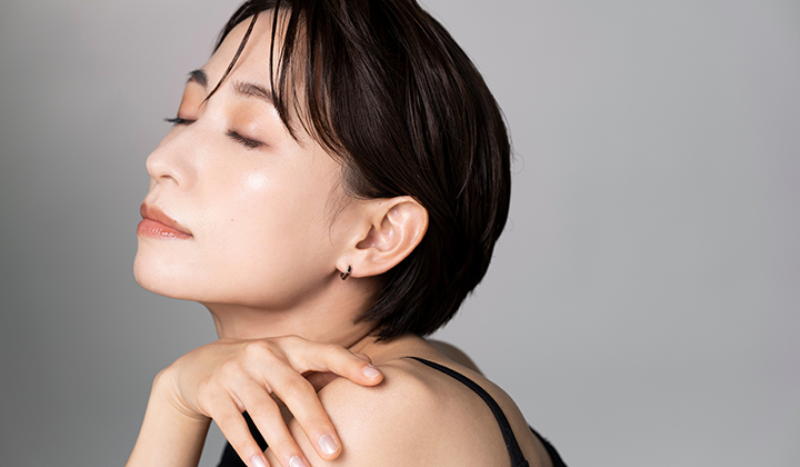 画像：ほうれい線がなく笑顔の女性