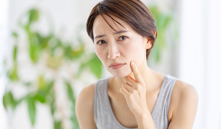 画像：ほうれい線がある女性