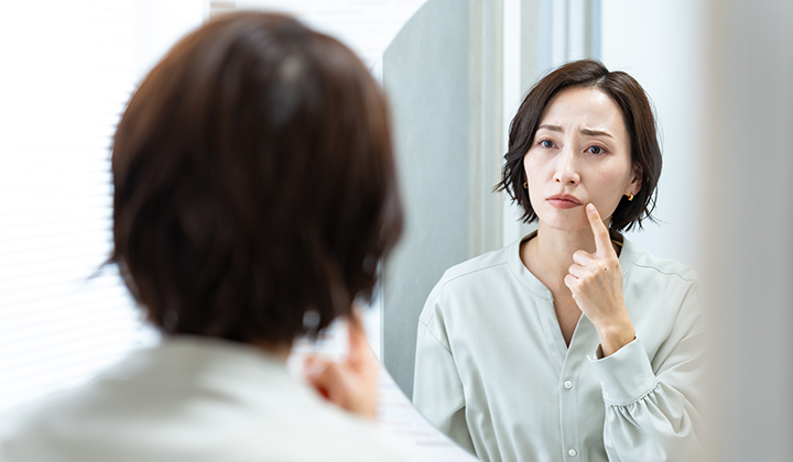 画像：ほうれい線を気にする女性