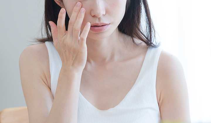 画像：目元を気にする女性