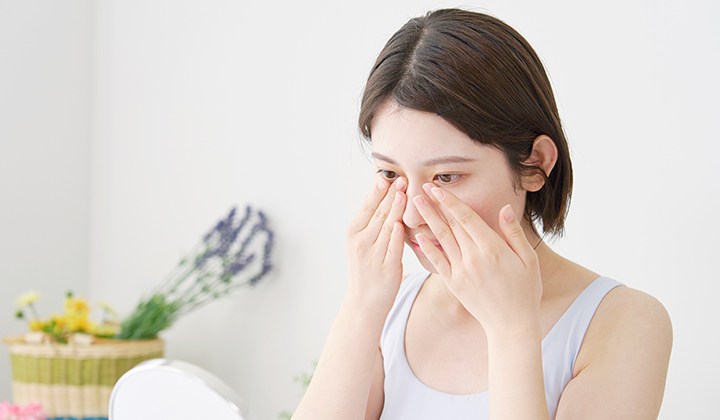 画像：目をケアする女性