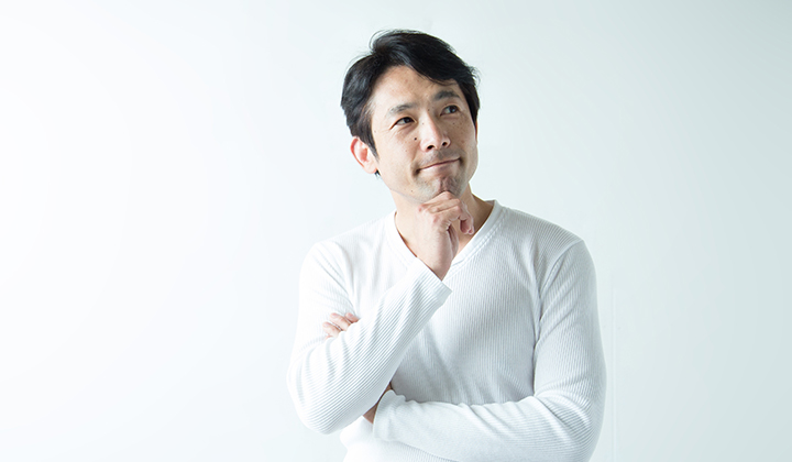 画像：老けた男性の悩んでいる画像