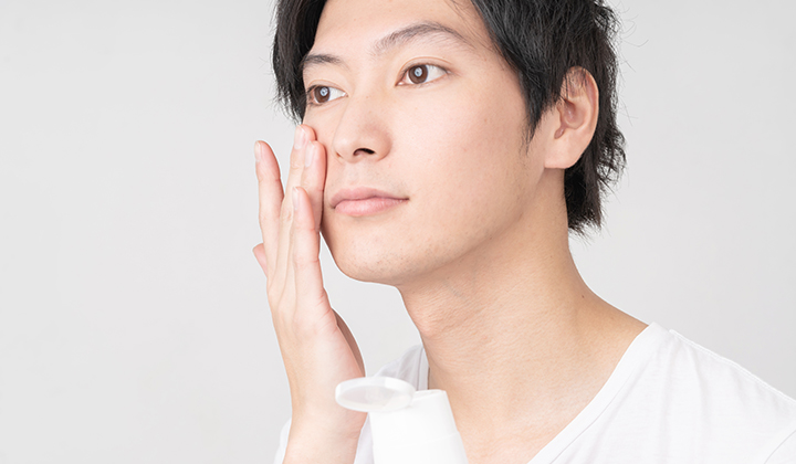 画像：若々しい顔をケアする男性